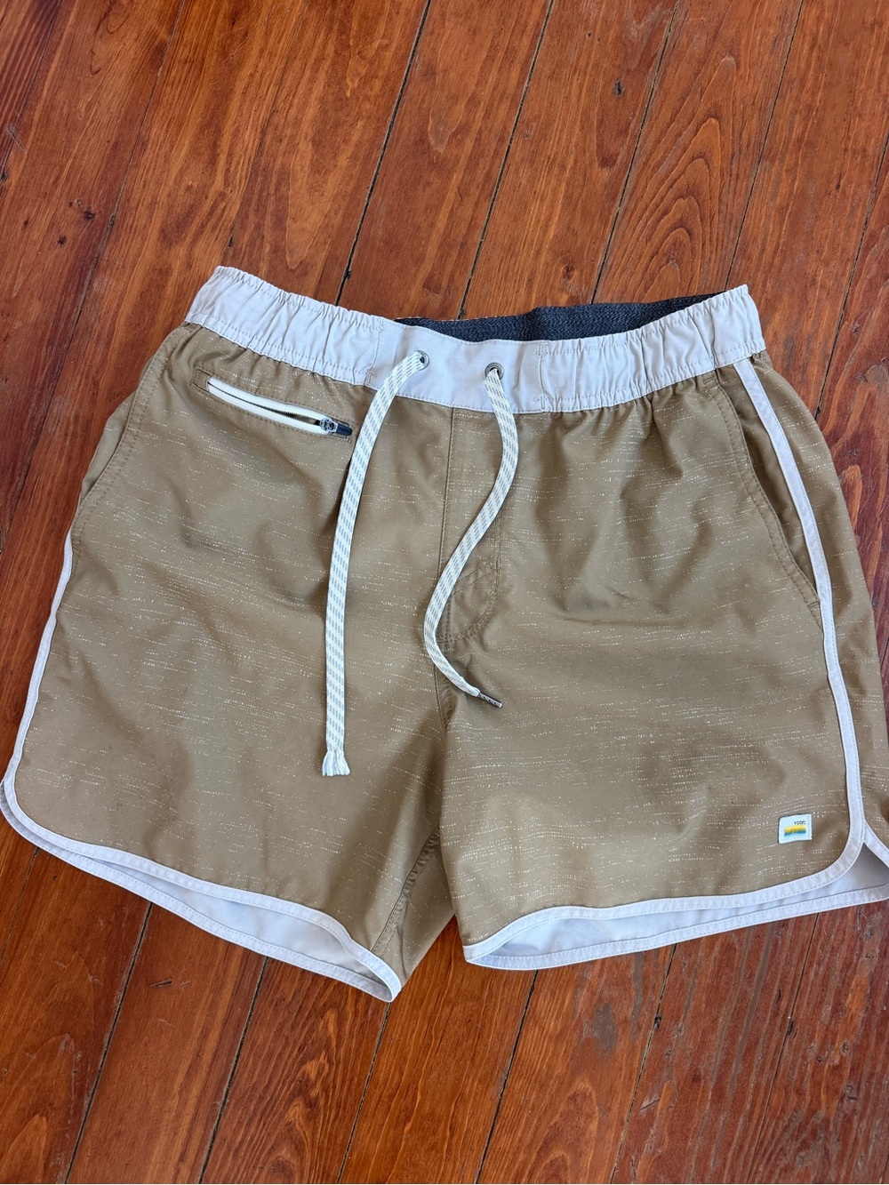 Vuori 5” Banks Shorts Unlined: Tan with White Trim
